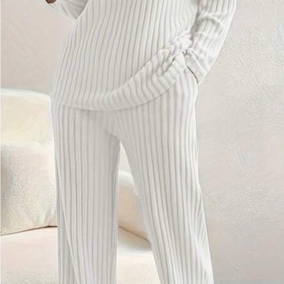 Cozy White Ribbed Lounge Set - Picture 4 of 6